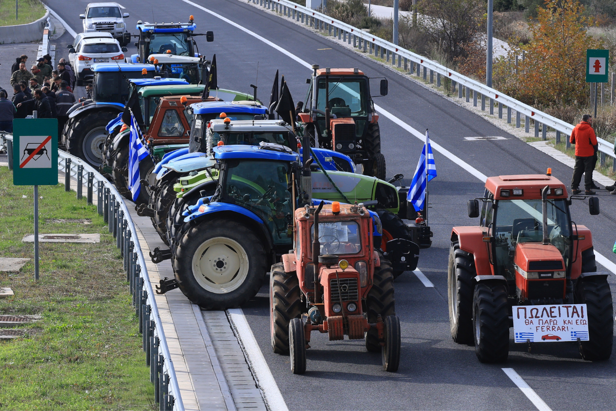 Αγροτικά μπλόκα – Μαζικά «ραβασάκια» για εξηγήσεις