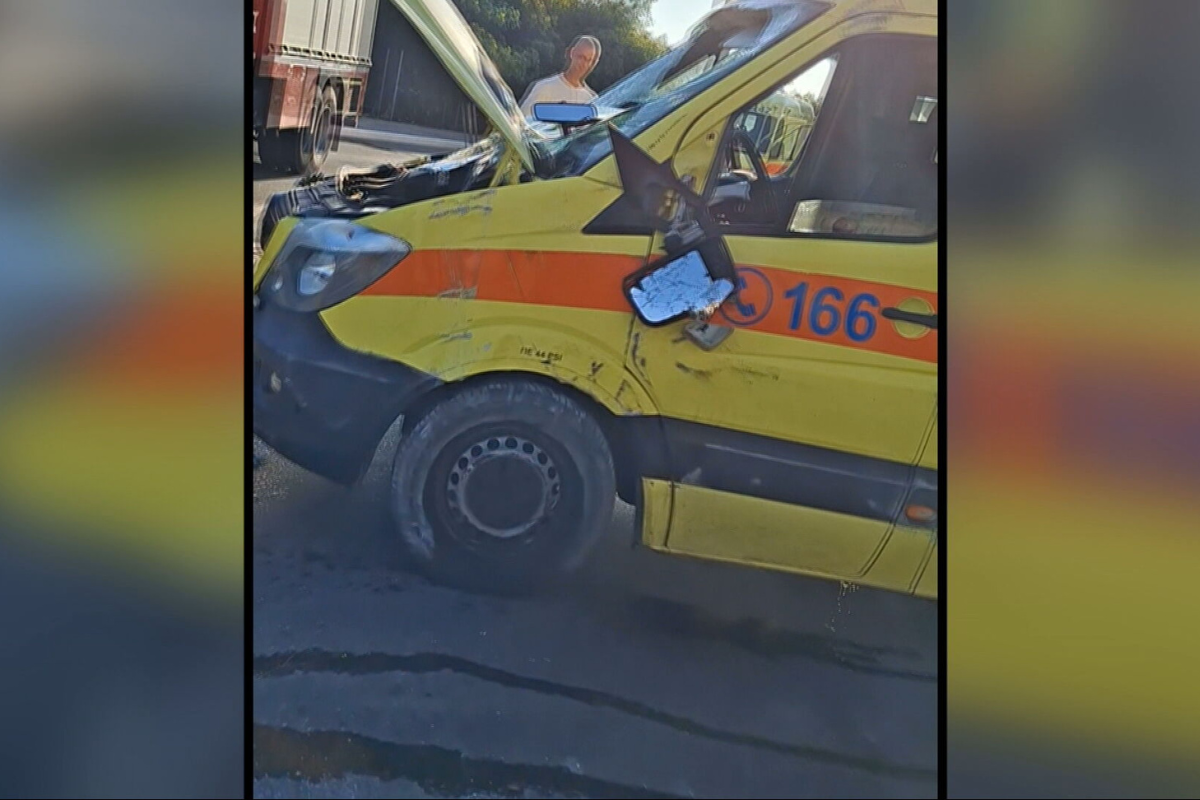 Σύγκρουση ασθενοφόρου με Ι.Χ – Σοκαρισμένοι οι διασώστες