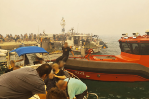 Βοιωτία: Κόσμος τρέχει στην παραλία να σωθεί από τη φωτιά