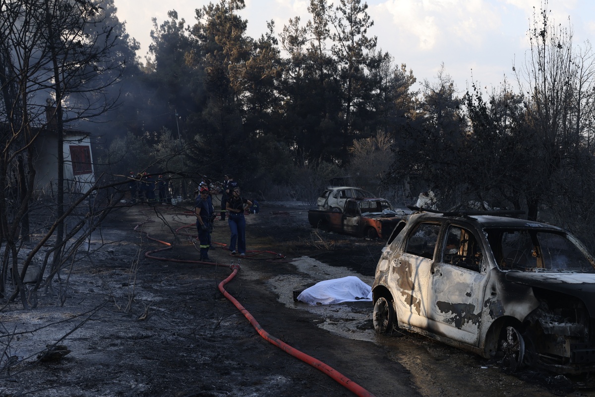 Δύο νεκροί και μία 40χρονη με εγκαύματα από τη φωτιά στο Ωραιόκαστρο