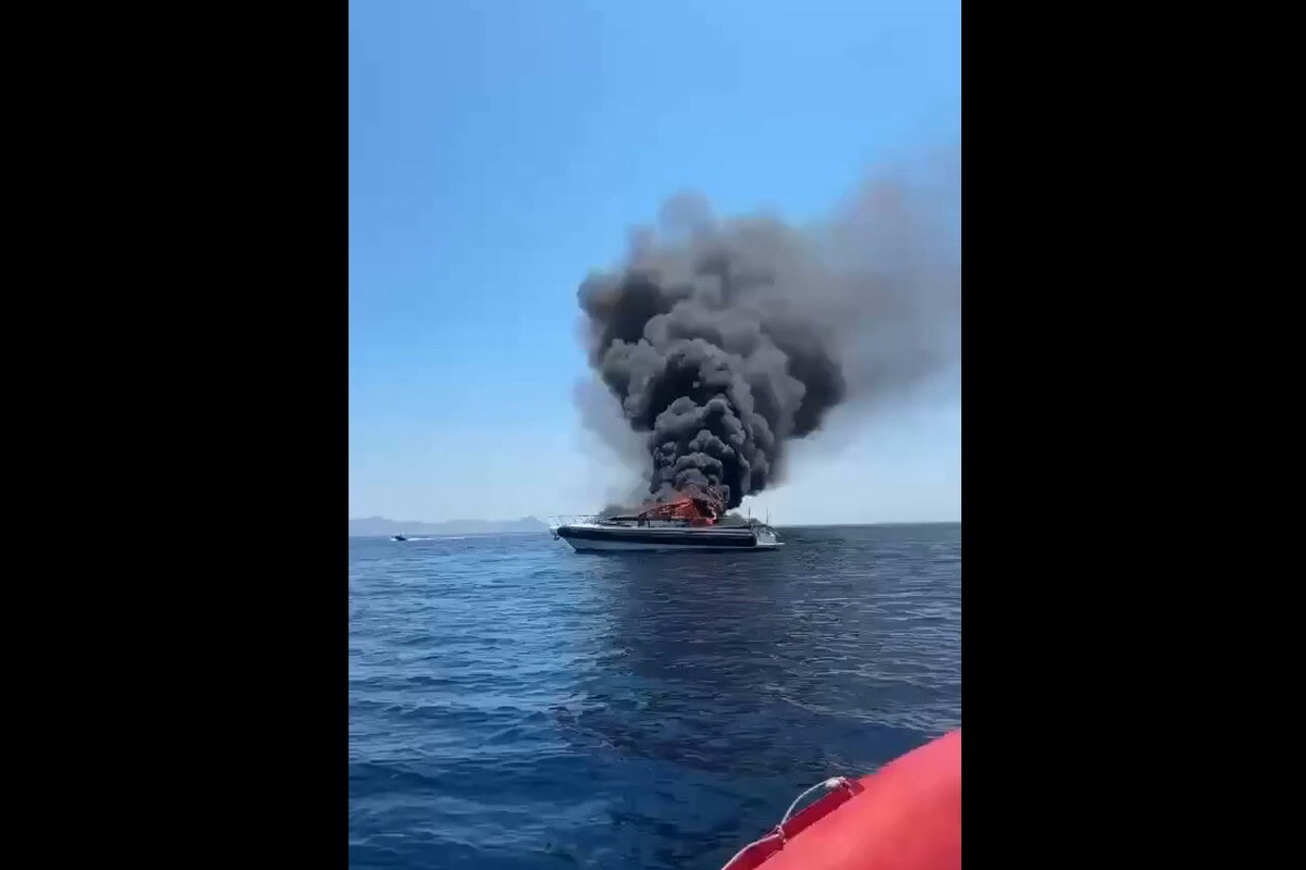 Φωτιά σε σκάφος ανοιχτά της Βουλιαγμένης