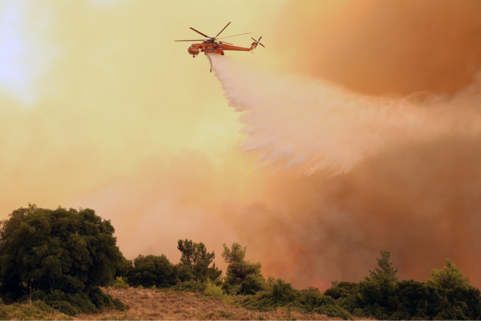 Φωτιά στα Βίλια Αττικής – 7 εναέρια στη μάχη με τις φλόγες