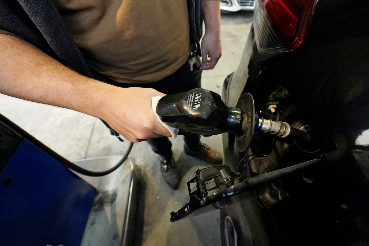 (Βίντεο) Μπουνιές και κλωτσιές για λίγη βενζίνη στη Ρωσία