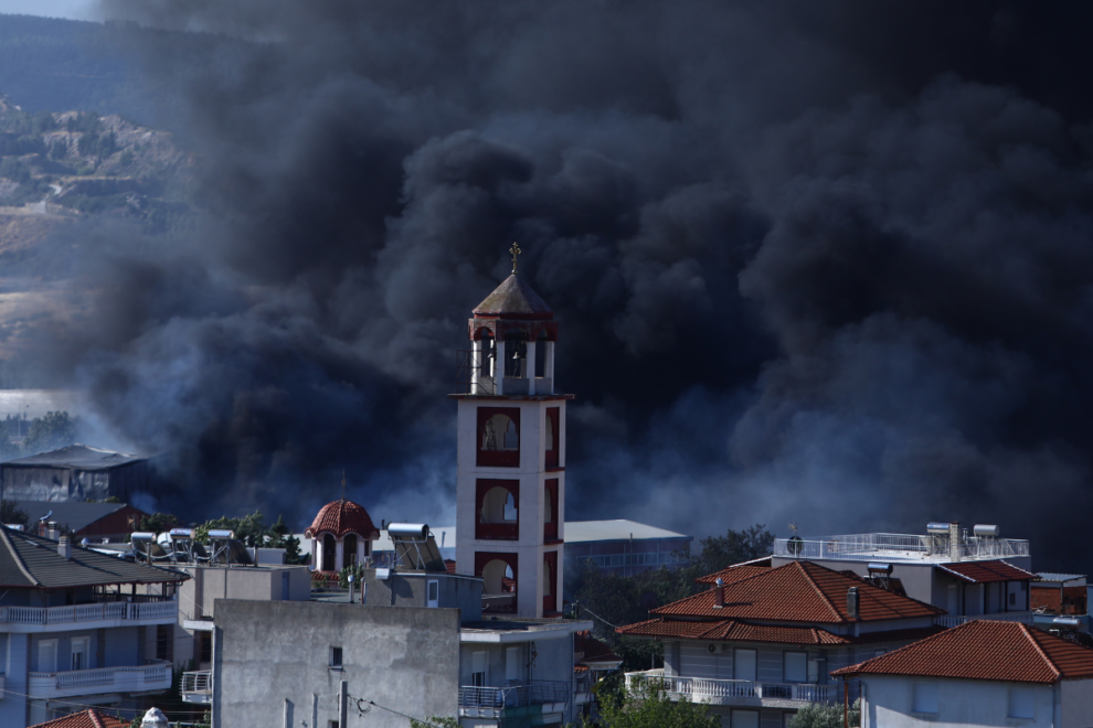 Θεσσαλονίκη: Πυκνοί καπνοί επηρέασαν την πόλη λόγω της φωτιάς στο Ωραιόκαστρο