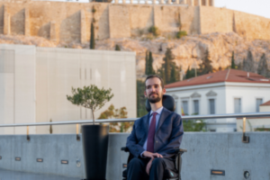 Ατύχημα για τον Στέλιο Κυμπουρόπουλο: Έπαθε κάταγμα πέφτοντας από το αναπηρικό αμαξίδιο