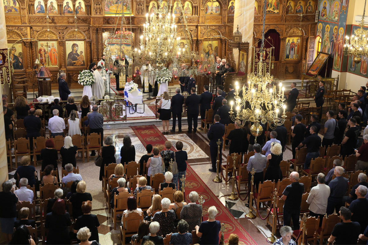 Θρήνος στην κηδεία του 27χρονου πυροσβέστη