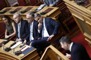 Σύγκρουση για 13η σύνταξη και ακρίβεια