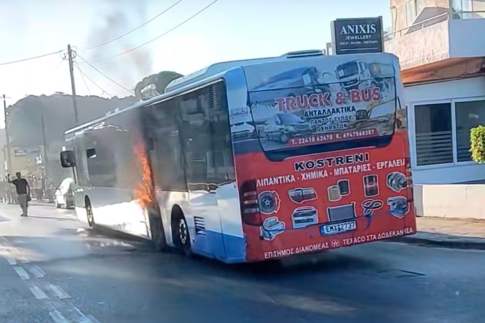 Πήρε φωτιά το λεωφορείο