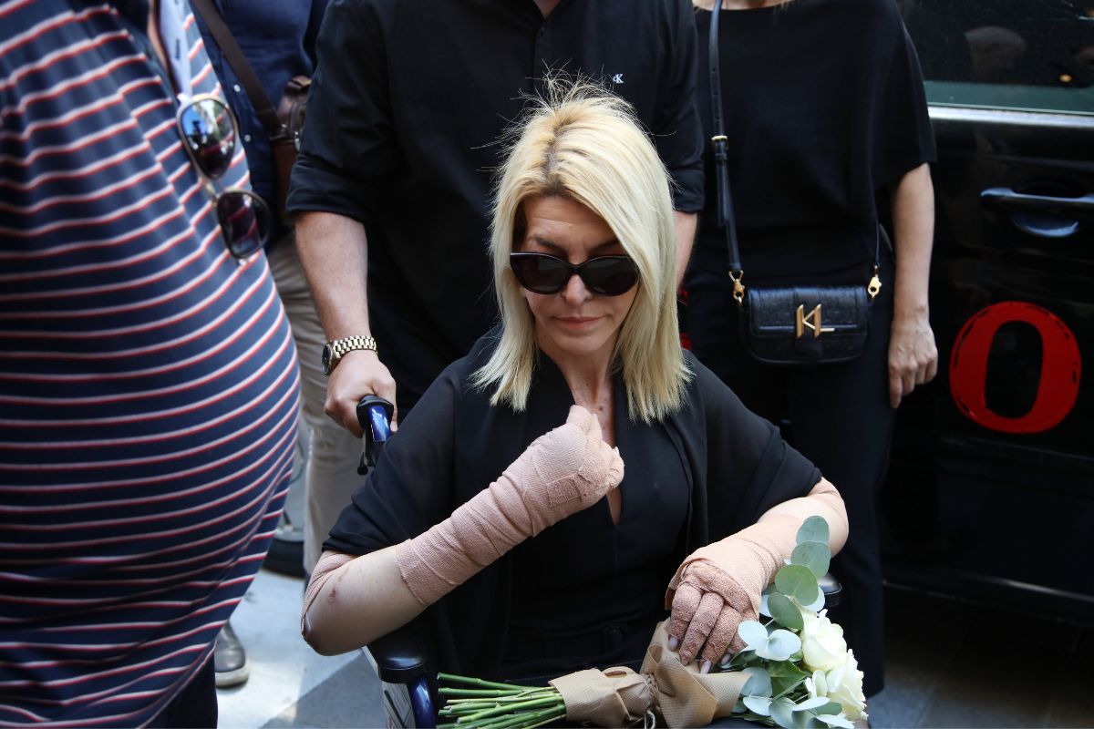 Με αμαξίδιο στην κηδεία της μητέρας της η Αφροδίτη Νέστορα