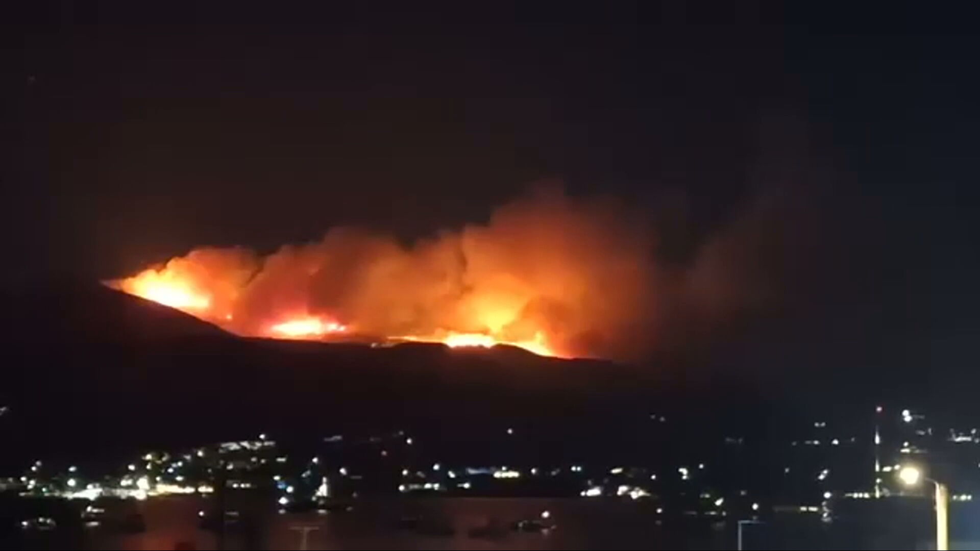 Μαίνεται η φωτιά στην Πάρο