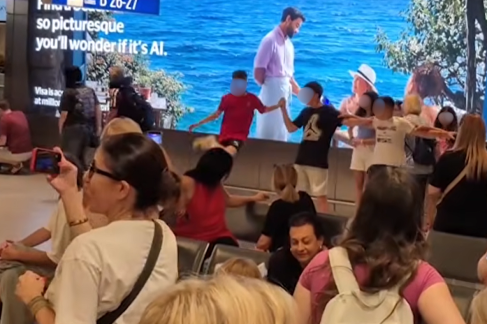 Βίντεο: Χανιωτάκια χόρεψαν πεντοζάλι στο αεροδρόμιο και έγιναν viral