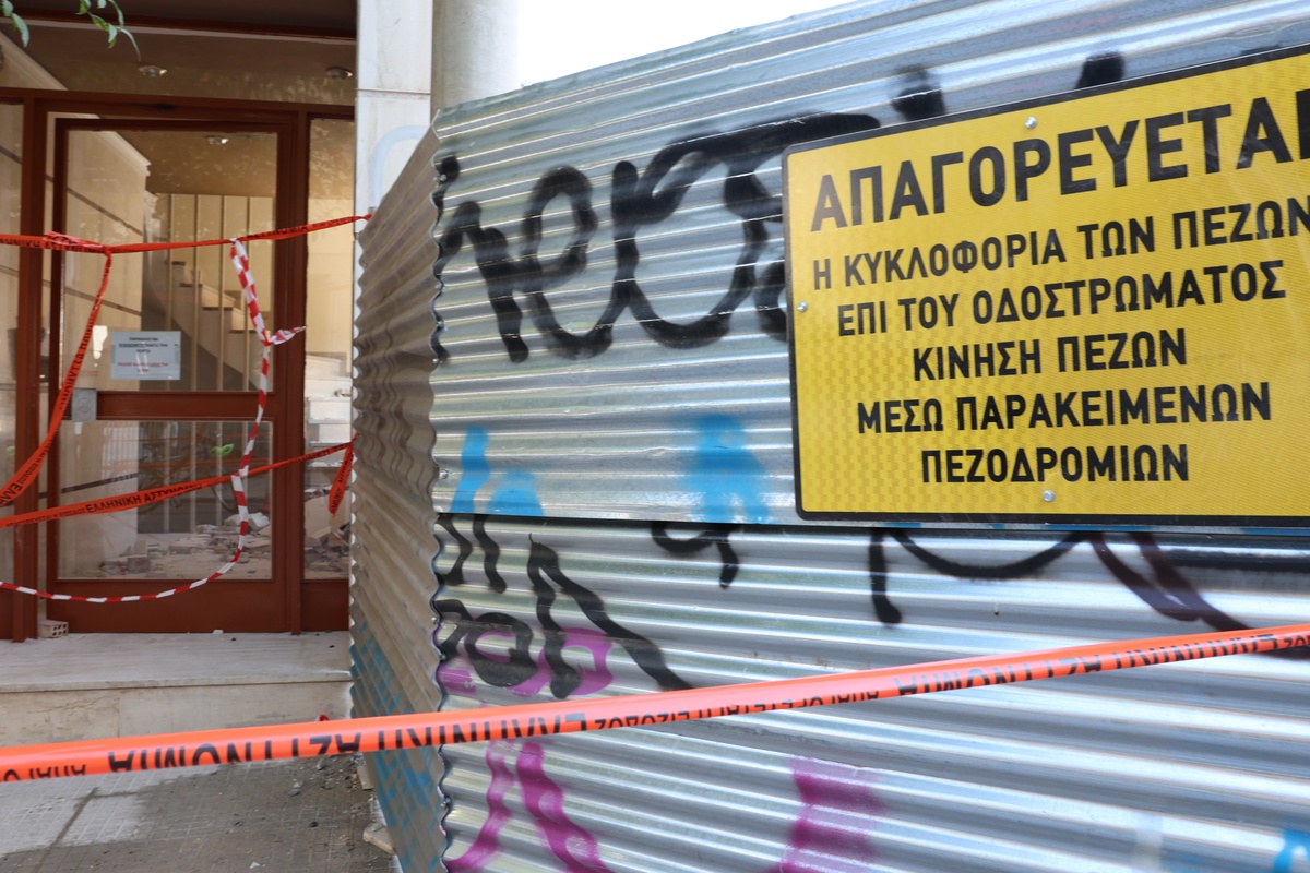 Κατάρρευση πολυκατοικίας στα Πετράλωνα: Αυτοψίες μηχανικών