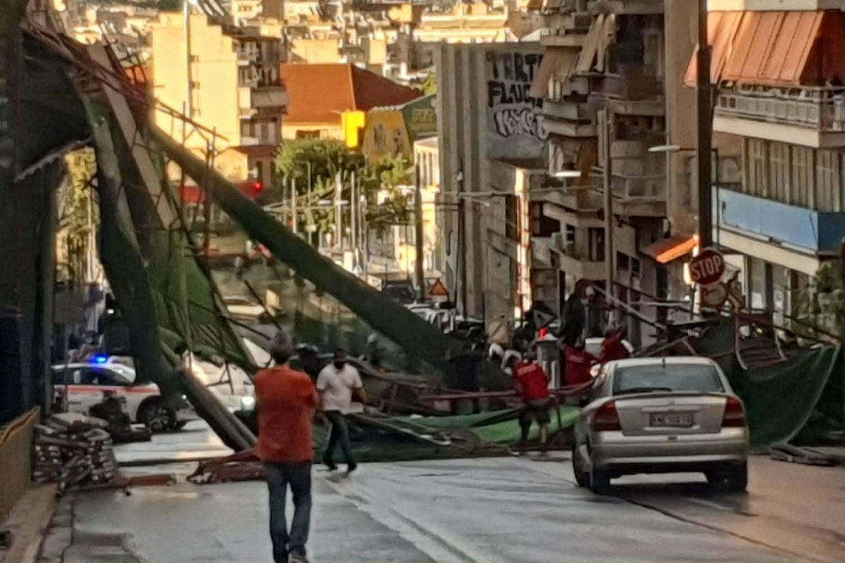 Κατέρρευσε σκαλωσιά πολυκατοικίας στον Πειραιά