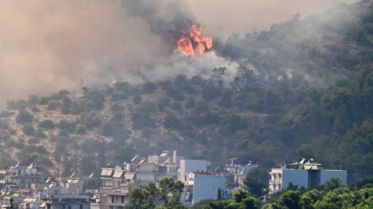Αγωνιώδεις εκκενώσεις στο Χαϊδάρι – Ποικίλο Όρος