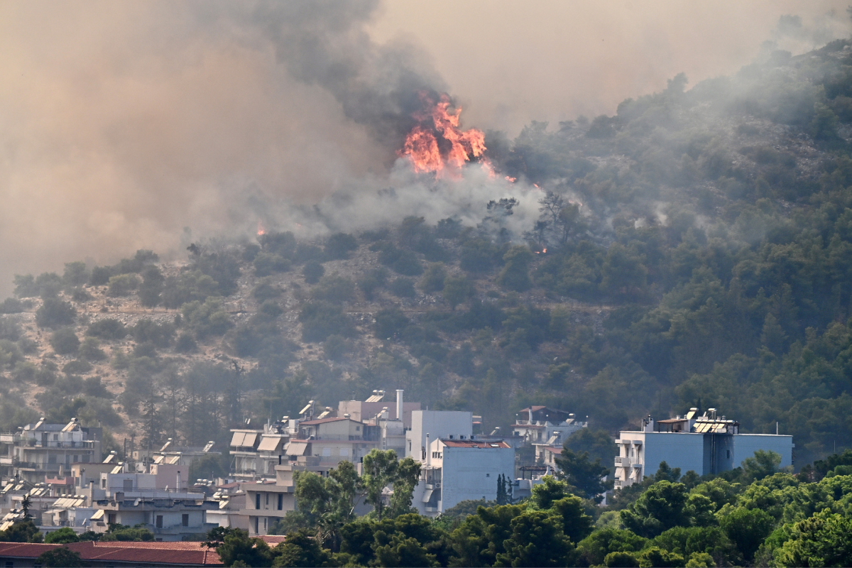 Αγωνιώδεις εκκενώσεις στο Χαϊδάρι – Ποικίλο Όρος