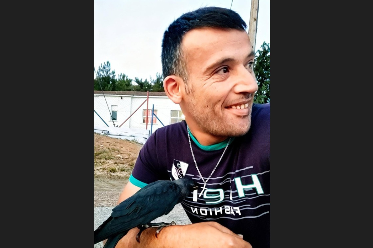 (Βίντεο) Ένας πυροσβέστης, ένα κοράκι και μια ξεχωριστή φιλία