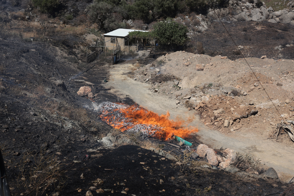 Μάχη με τις αναζωπυρώσεις στο Ρέθυμνο