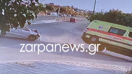 Η στιγμή της σύγκρουσης του ασθενοφόρου με ι.χ στα Χανιά