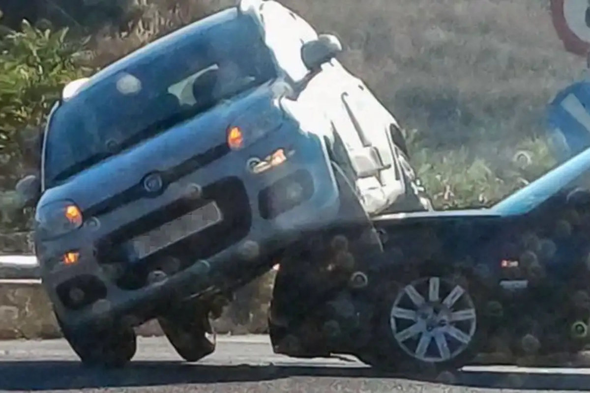 Τροχαίο στα Ιωάννινα με εικόνες που σοκάρουν – Το ένα όχημα πάνω στο άλλο