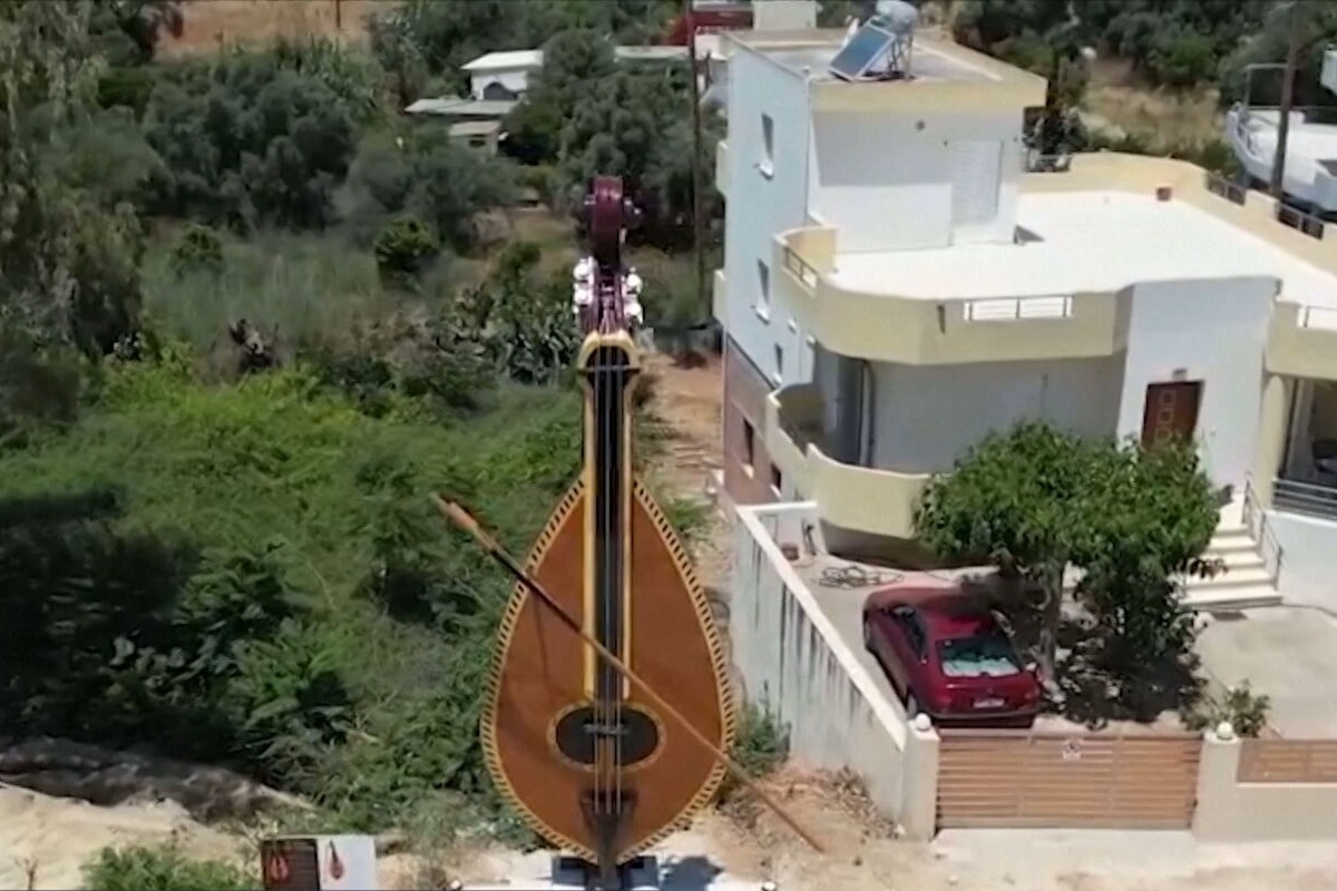 Λίρα 8 μέτρων ρεπορτάζ στο Reuters