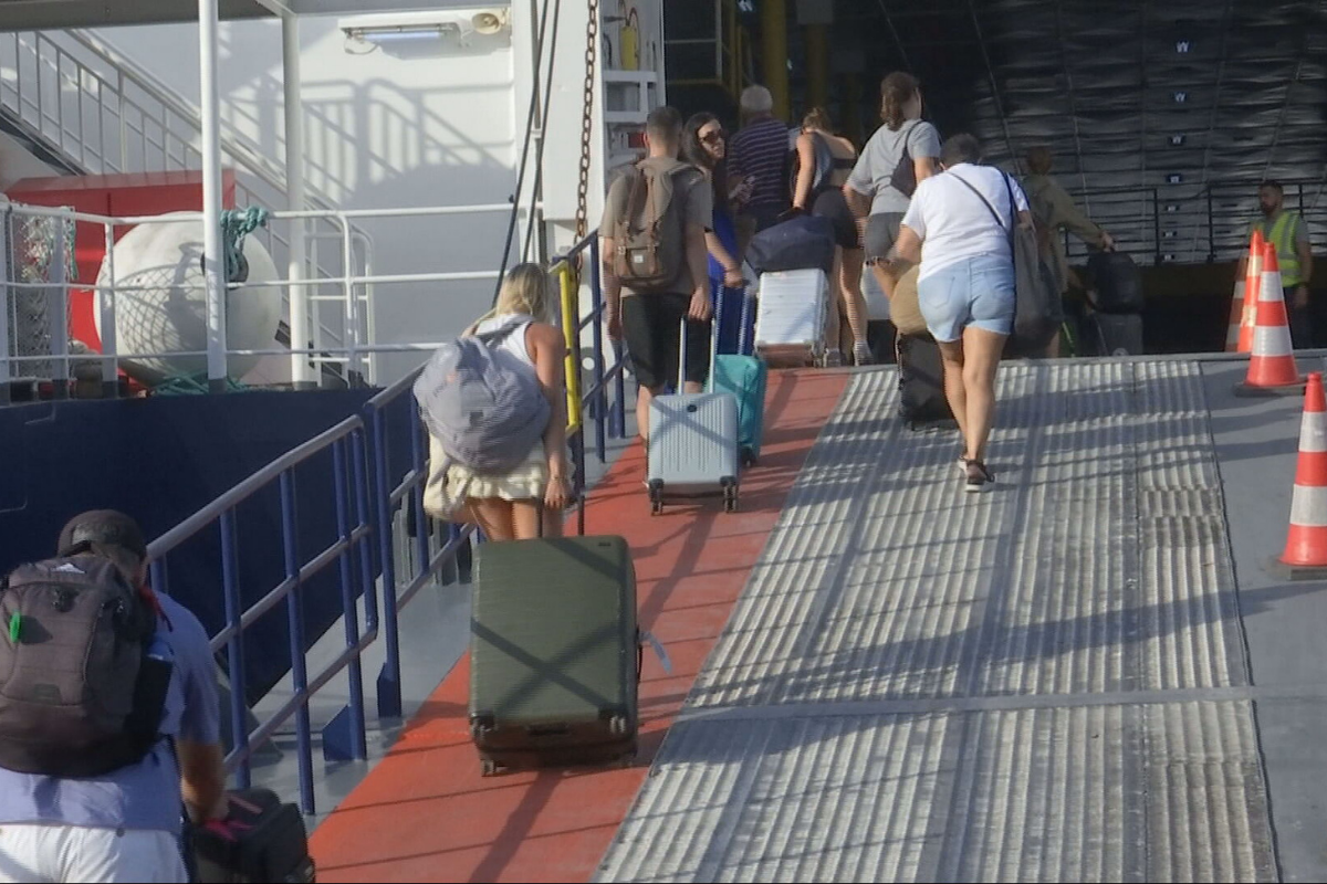 Αδειούχοι και εκδρομείς σαλπάρουν για τα νησιά