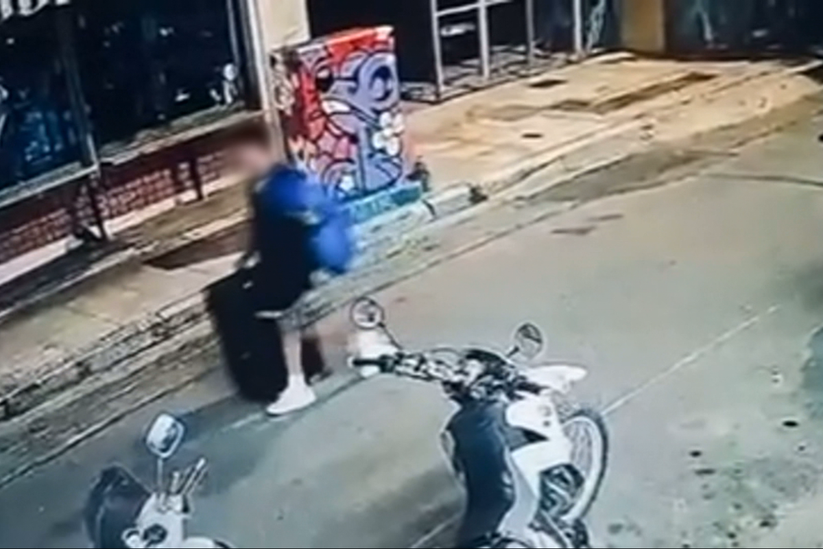 Ο Αφγανός μεταφέρει τη βαλίτσα με την 38χρονη