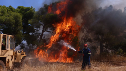 Η φωτιά απειλεί τον οικισμό Ζαχούλη- Δίπλα στα σπίτια οι φλόγες