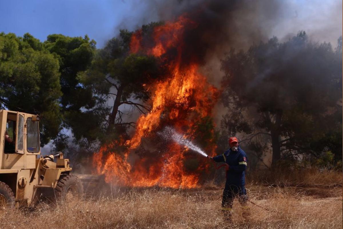 Η φωτιά απειλεί τον οικισμό Ζαχούλη- Δίπλα στα σπίτια οι φλόγες