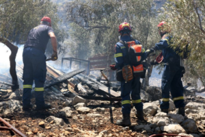 Πύρινα μέτωπα στη χώρα- Μάχη στην Αιγιάλεια