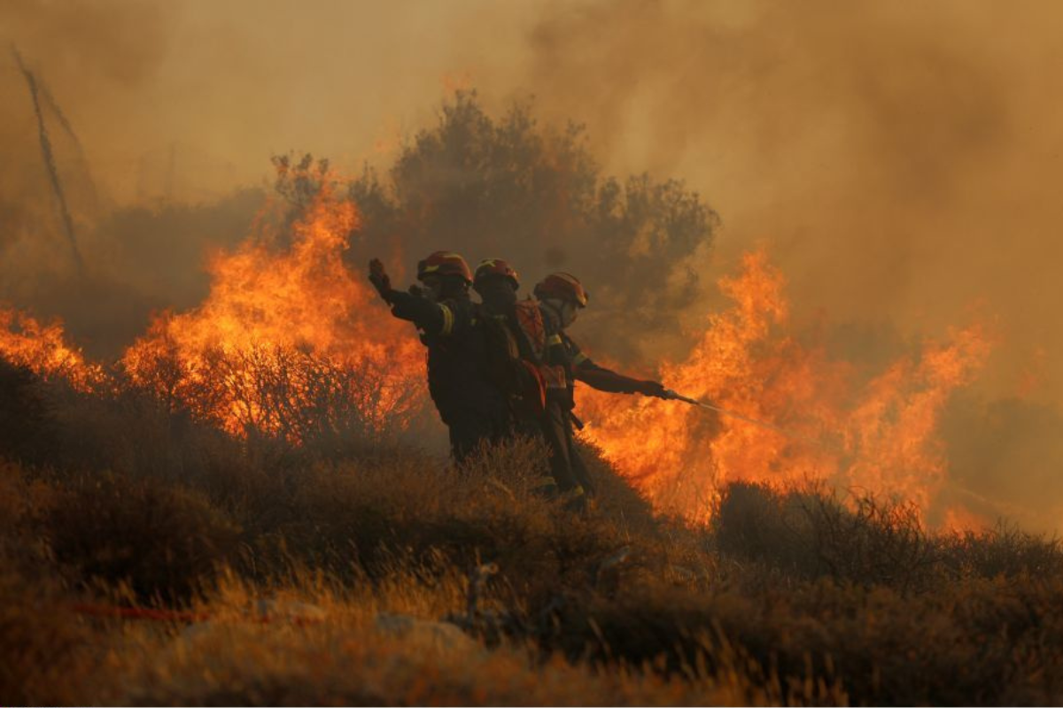 Πυρκαγιές στην Κεφαλλονιά- Μάχη με τις αναζωπυρώσεις
