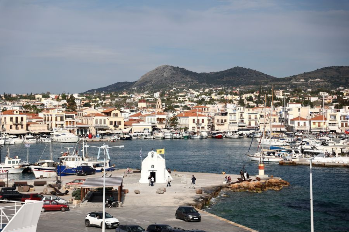 Αίγινα: Θαλαμηγός προσέκρουσε σε ελλιμενισμένα σκάφη