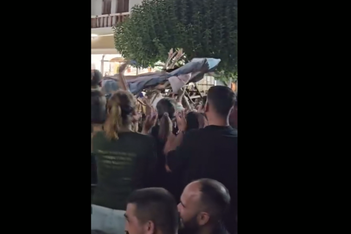 Βίντεο: Ρέθυμνο: Πήραν την κατάκοιτη γιαγιά με την ξαπλώστρα στο κρητικό γλέντι