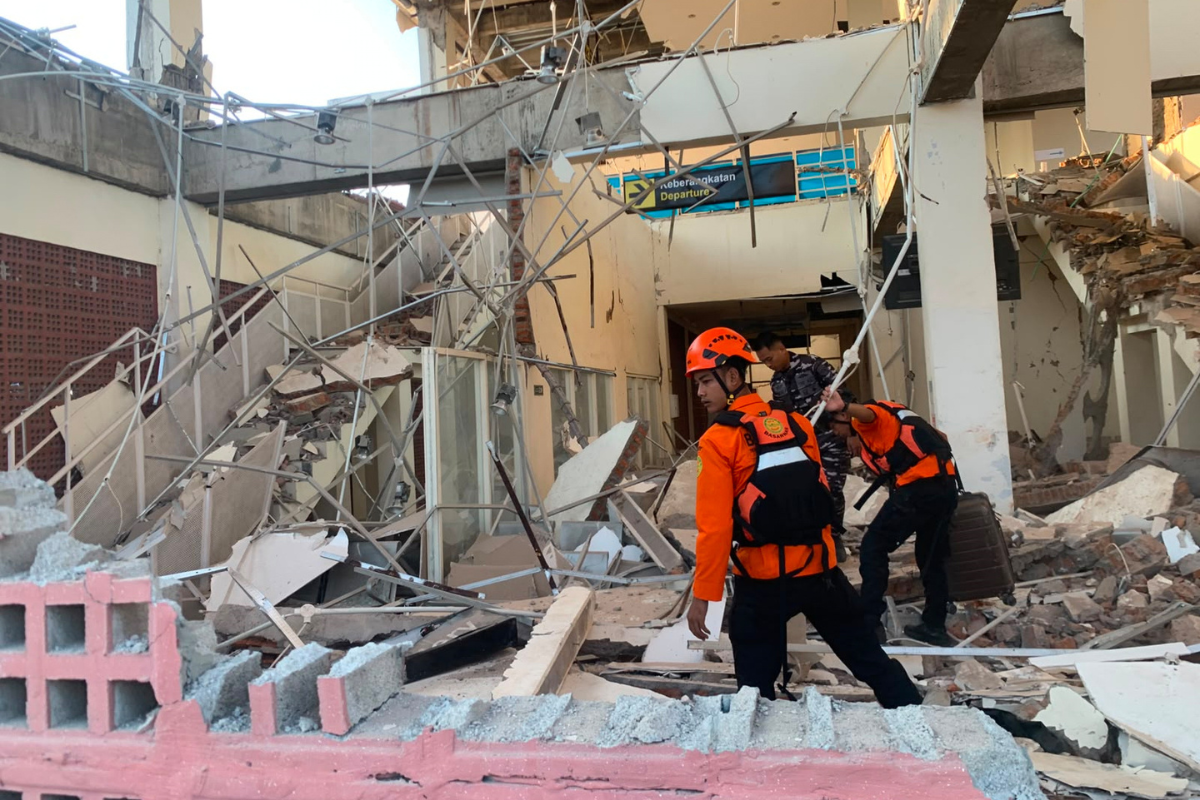 Φονικά 7,7 Ρίχτερ ταρακούνησαν την Ινδονησία