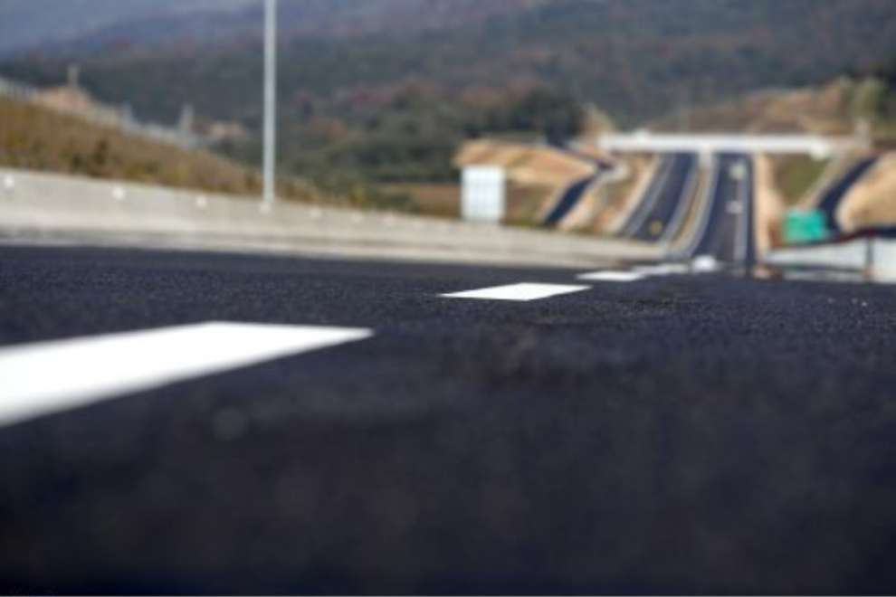 Μοτοσικλετιστής έτρεχε με 142 χλμ/ώρα σε δρόμο με όριο τα 50