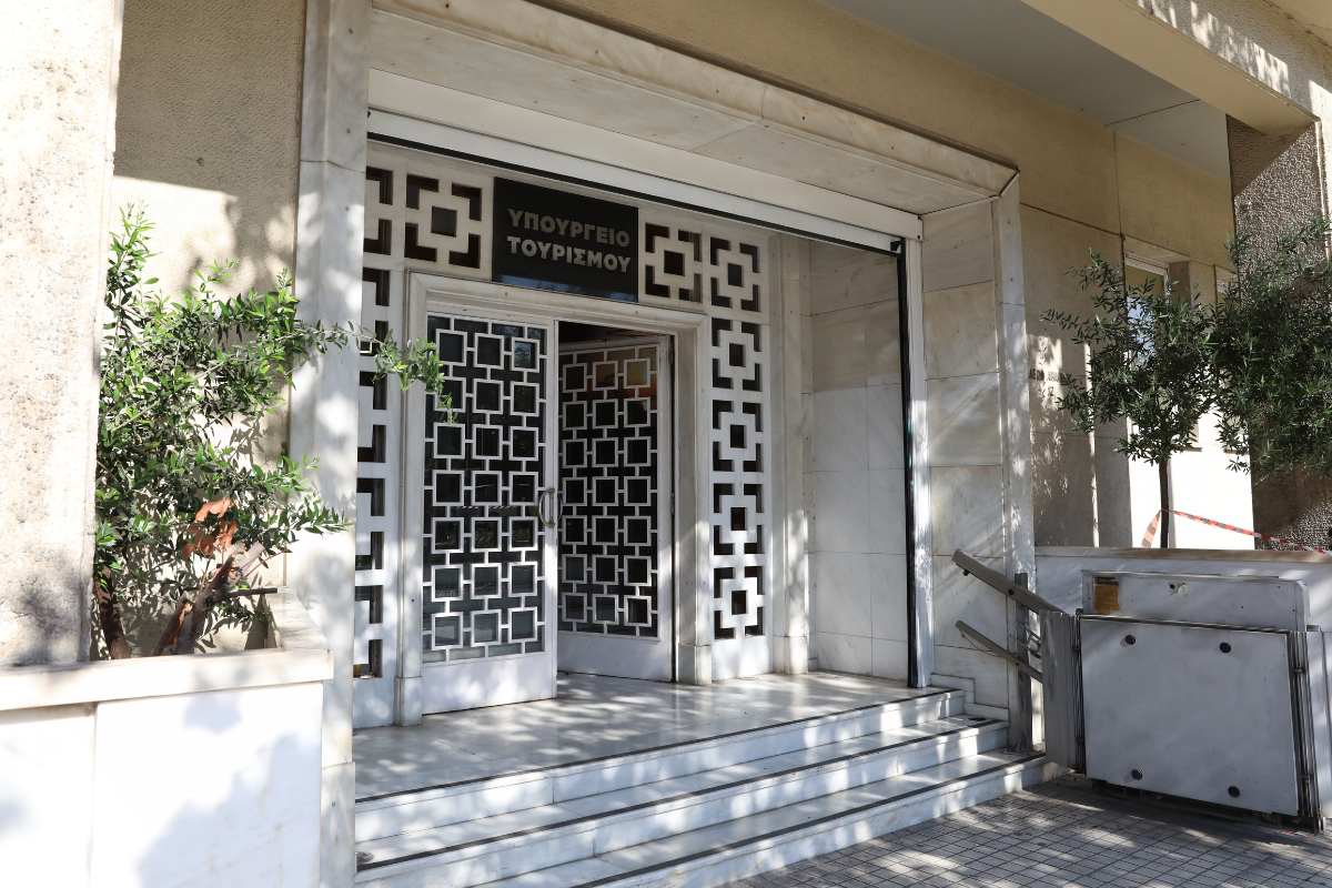 Κρήτη: Καταγγελία για «ταφόπλακες» σε δάπεδο ξενοδοχείου