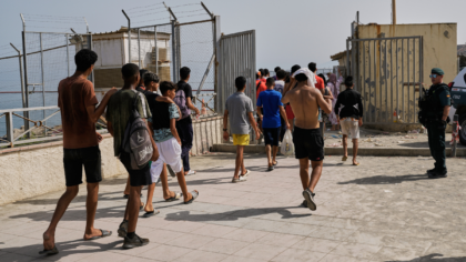 Μαζική εισβολή μεταναστών- Θαλάσσιο φράγμα στη Θέουτα