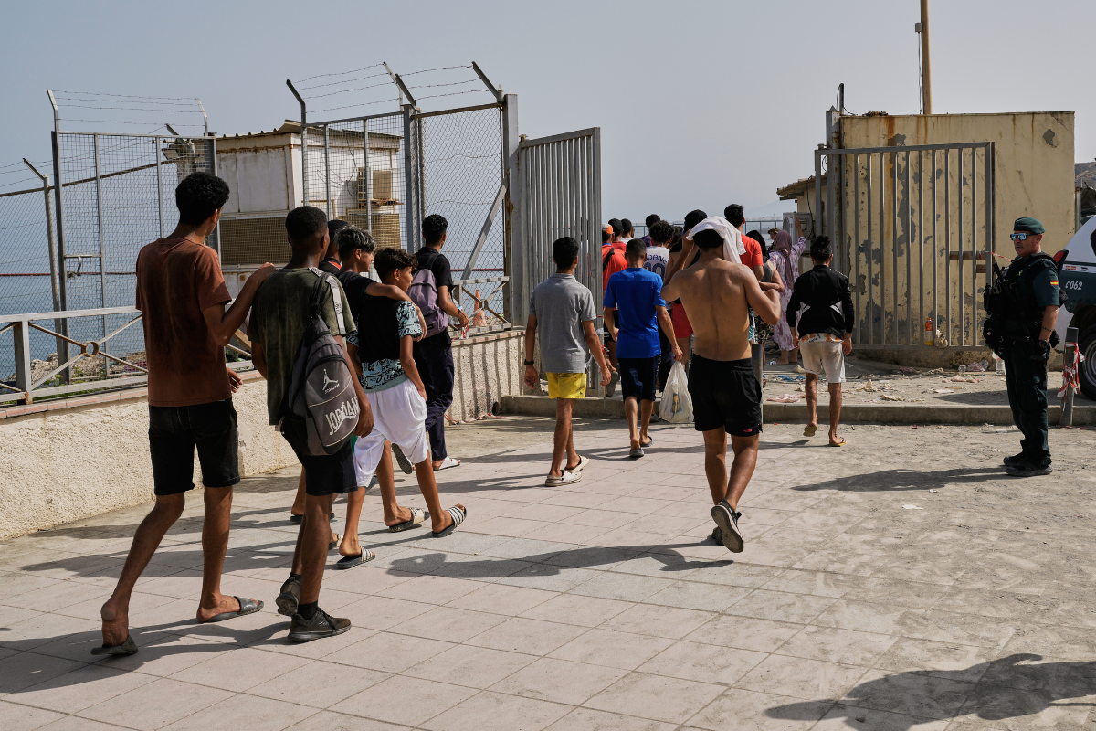 Μαζική εισβολή μεταναστών- Θαλάσσιο φράγμα στη Θέουτα