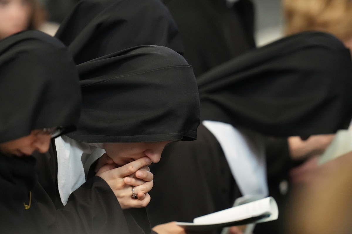 «Ιερός πόλεμος» για την παραλία- Ιταλίδες καλόγριες εναντίον Δημάρχου