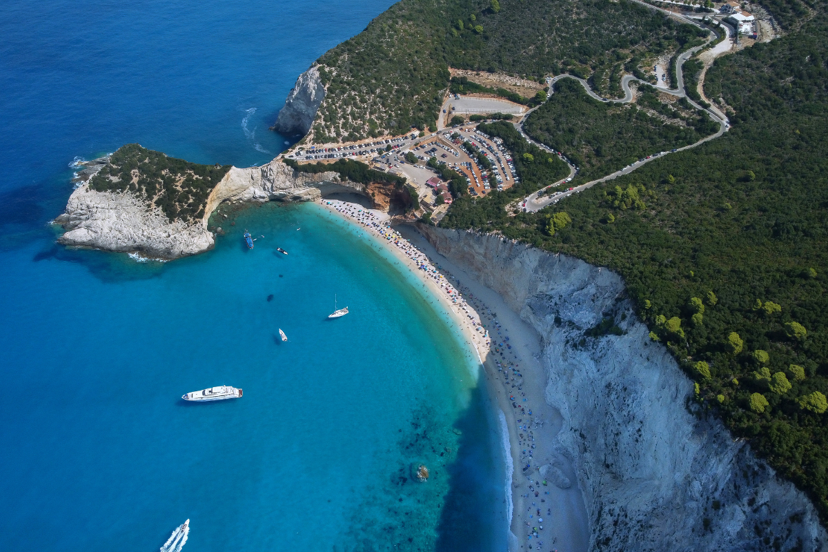 Σκάφος έπεσε σε ελλιμενισμένα στο λιμάνι του Καλάμου Λευκάδας