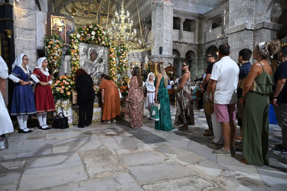 Δεκαπενταύγουστος στην Παναγία Εκατονταπυλιανή