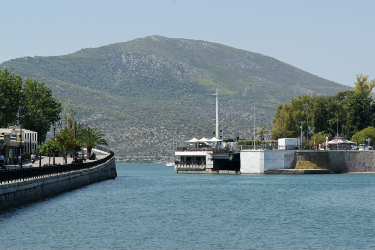 Πλοίο «έξυσε» την παλαιά γέφυρα της Χαλκίδας
