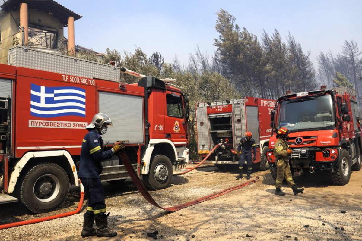 Ανεξέλεγκτη πυρκαγιά για 3η ημέρα στη Μάνδρα