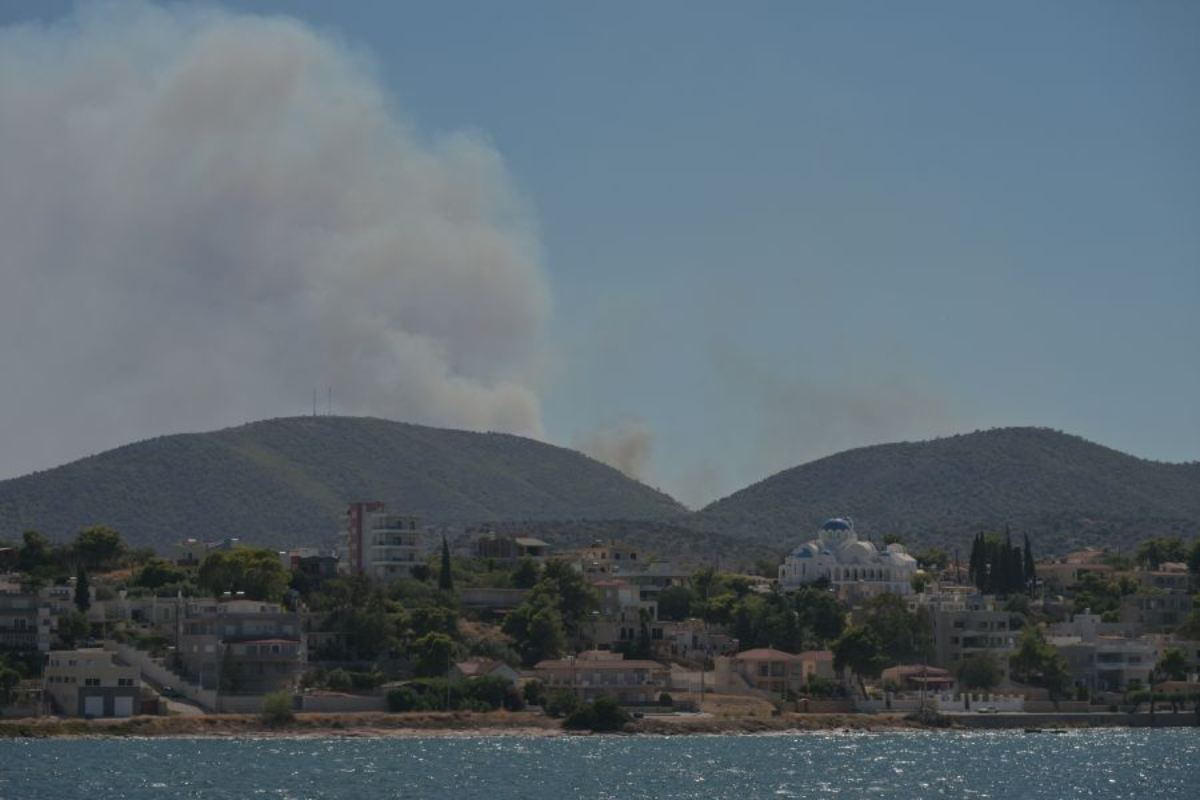Πυρκαγιά στη Σαλαμίνα: Εντοπίστηκαν δυο σοροί