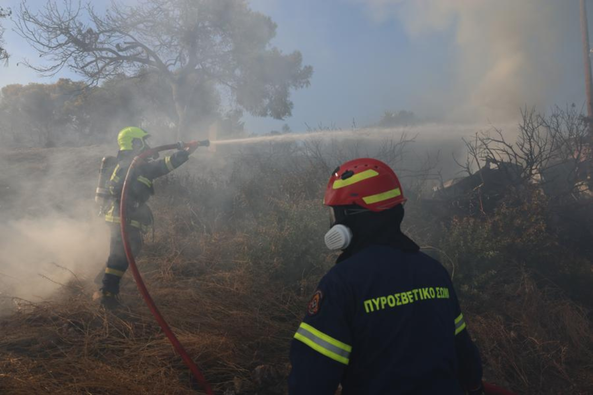 Πυρκαγιά στη Σαλαμίνα: Δυο νεκροί