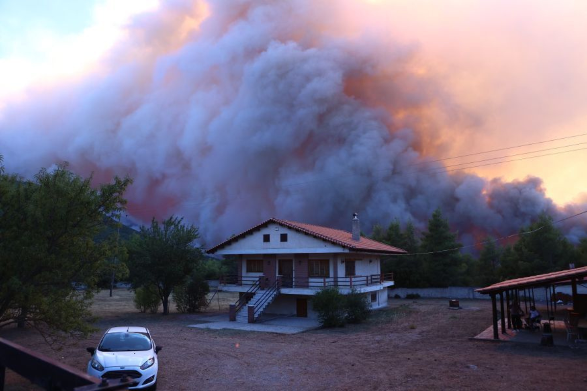 Καίγεται ο Κιθαιρώνας- Ανεξέλεγκτη η φωτιά στο Πόρτο Γερμενό