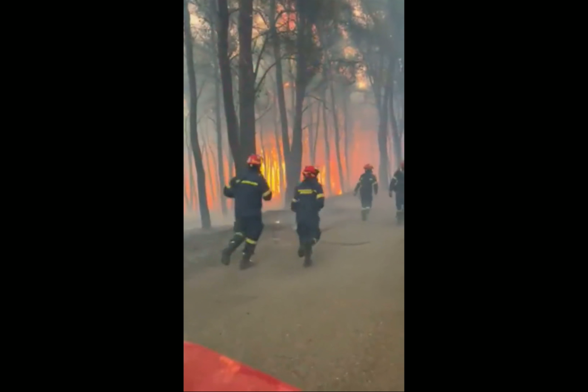 Συγκλονιστικό βίντεο από τη μάχη των πυροσβεστών με τις φλόγες