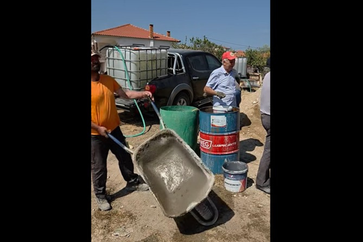 Ένα χωριό χτίζει σπίτι για μια οικογένεια
