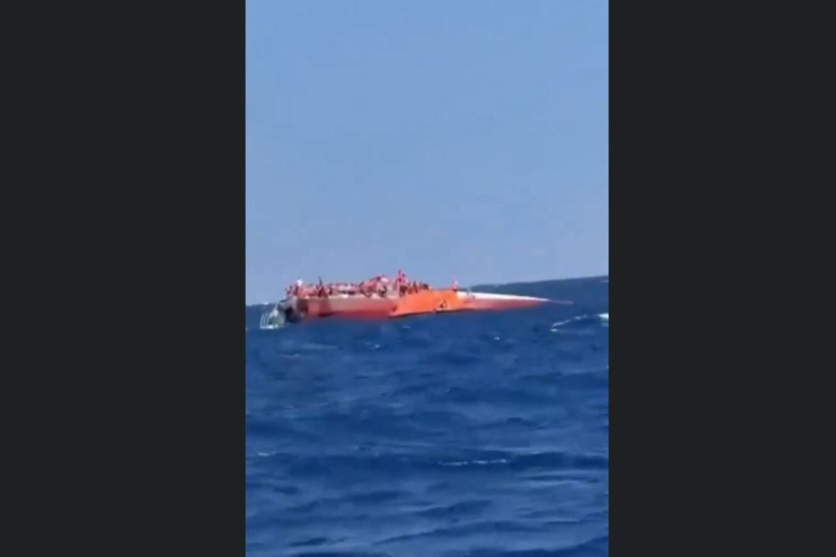 Συναγερμός ανοιχτά της Κερύνειας. Eπιβατικό πλοίο αναποδογύρισε