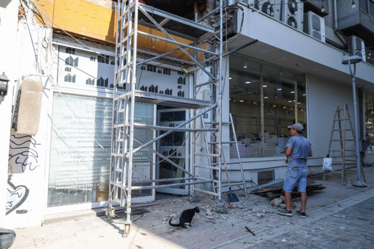 Κατέρρευσε τσιμεντένιο στέγαστρο