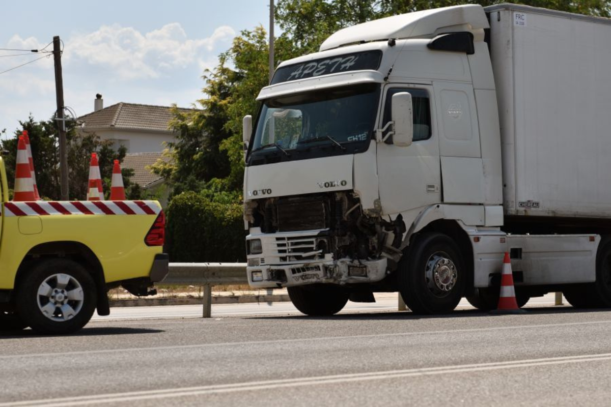 Άκτιο: Σύγκρουση φορτηγού με τρία ΙΧ στην είσοδο της σήραγγας